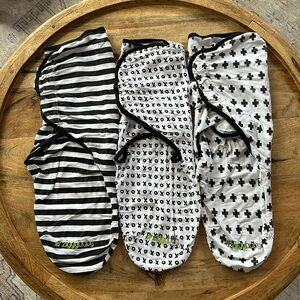 Ziggy baby Velcro swaddle set in good condition black & white XO